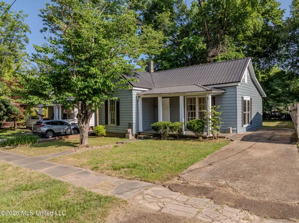 $229,900 | 335 East College Avenue, Holly Springs, MS 38635
