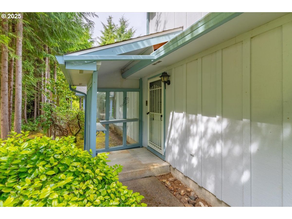 90 Seagrove Loop Lincoln City, OR 97367 - Photo 4 of 43