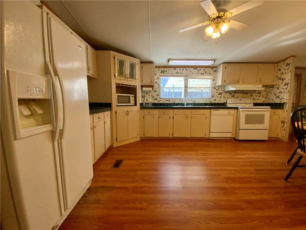 631 Masaw Lane Seneca, SC 29672 - Photo 9 of 32 This spacious kitchen offers ample room for daily living and entertaining.