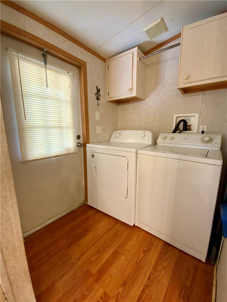 631 Masaw Lane Seneca, SC 29672 - Photo 10 of 32 This functional space features convenient laundry appliances and easy exterior access.