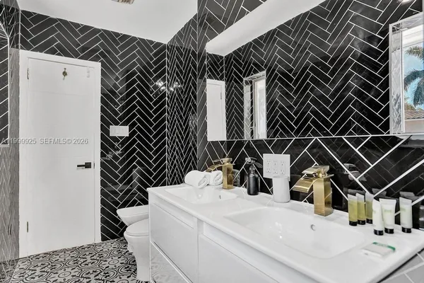 $13,995 | 911 North North Lake Drive, Hollywood, FL 33019