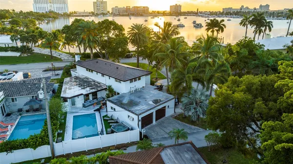 $13,995 | 911 North North Lake Drive, Hollywood, FL 33019