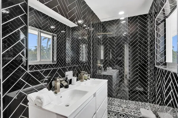 $13,995 | 911 North North Lake Drive, Hollywood, FL 33019