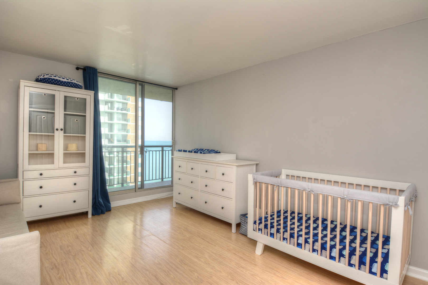 6007 North Sheridan Road, Unit 23D Chicago, IL 60660 - Photo 12 of 22 a view of a bedroom with furniture and windows