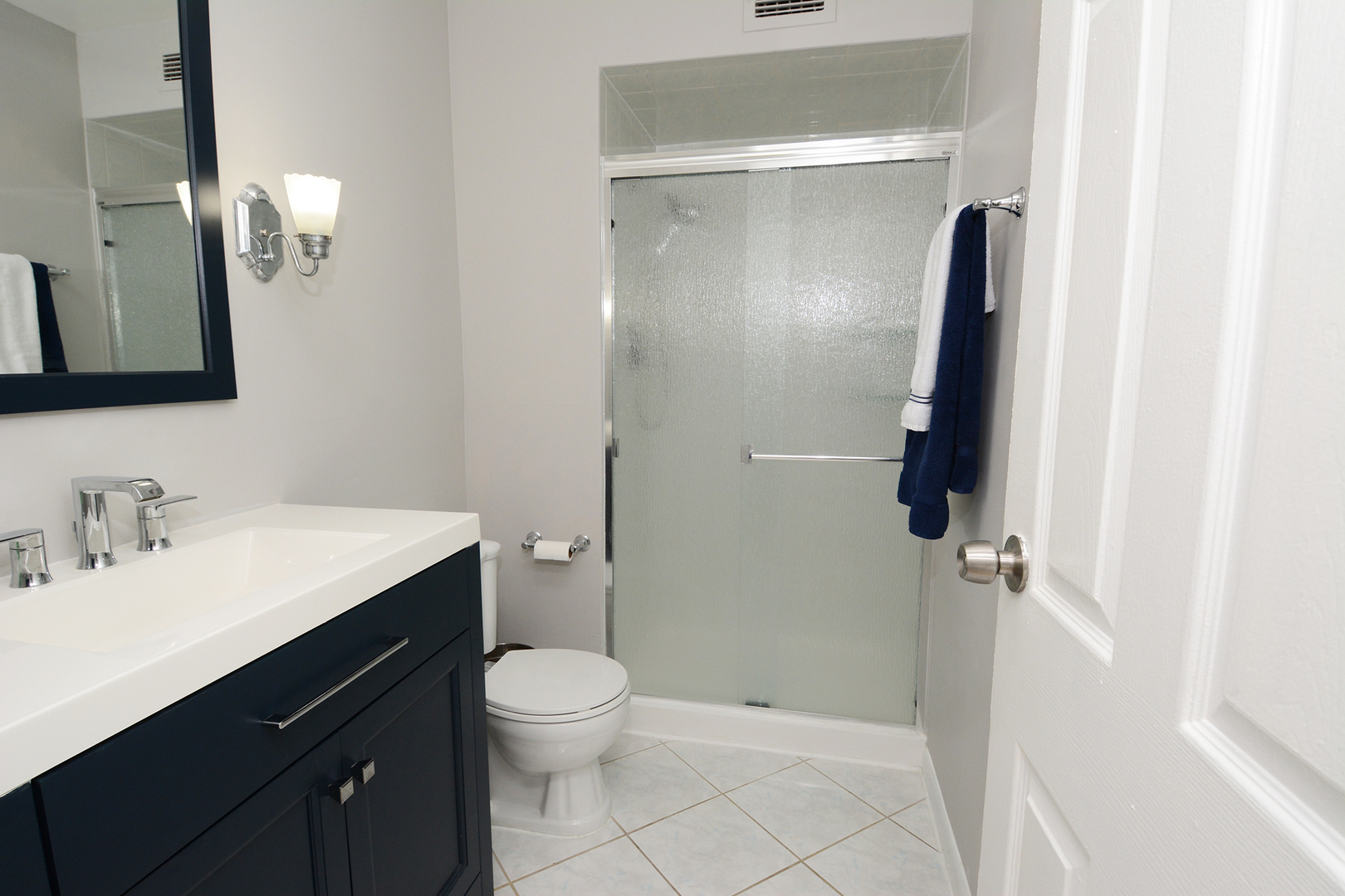 6007 North Sheridan Road, Unit 23D Chicago, IL 60660 - Photo 13 of 22 a bathroom with a sink a toilet and shower