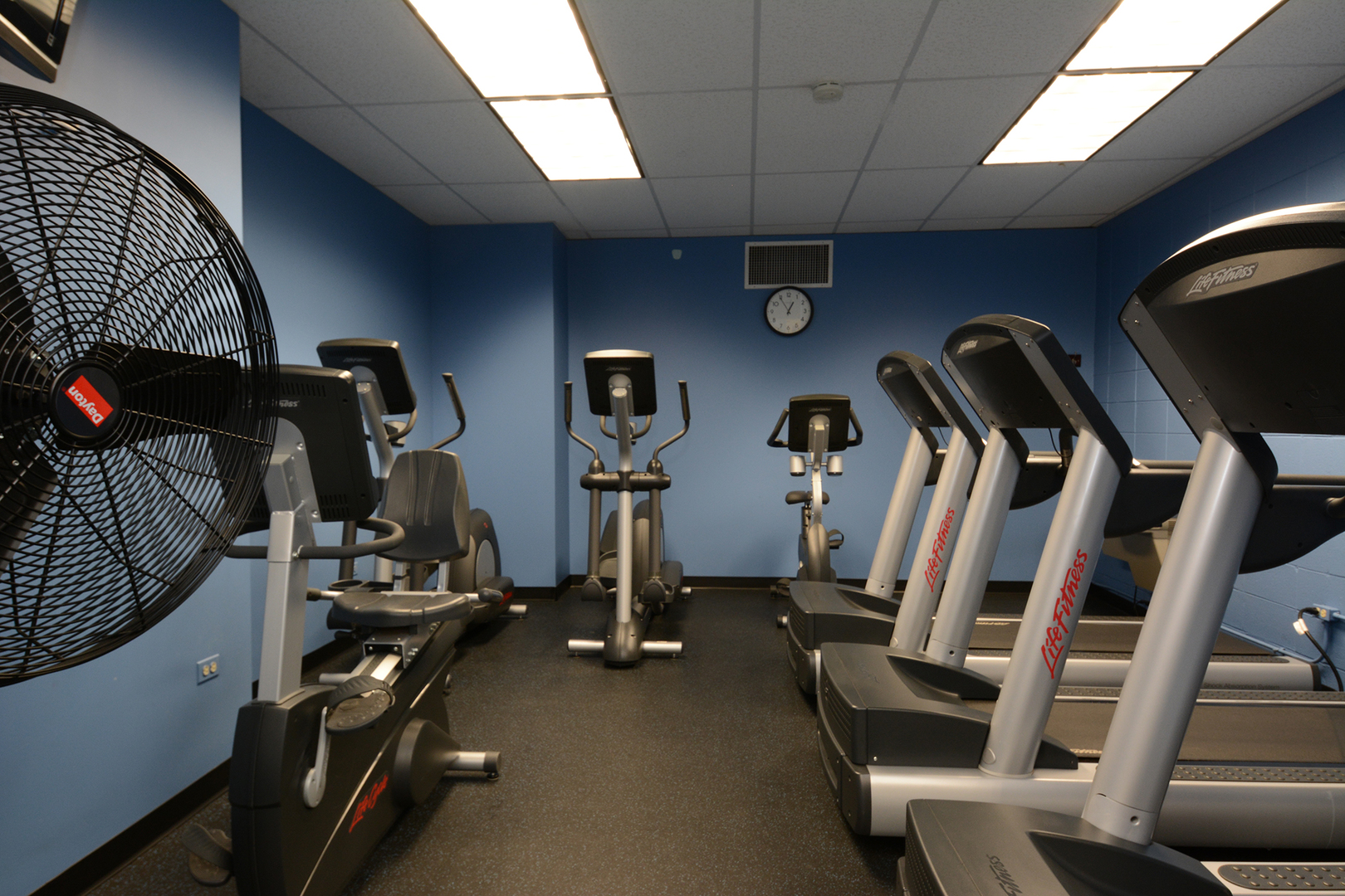 6007 North Sheridan Road, Unit 23D Chicago, IL 60660 - Photo 19 of 22 a view of a room with gym equipment