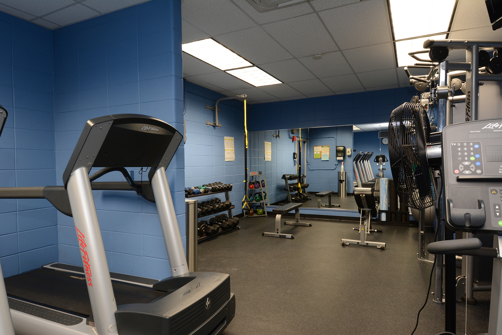 6007 North Sheridan Road, Unit 23D Chicago, IL 60660 - Photo 20 of 22 a view of a room with gym equipment
