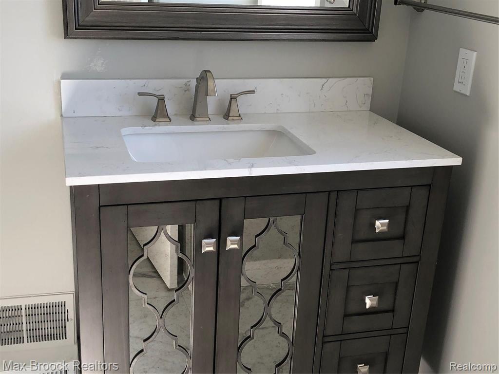 6455 Noble Road West Bloomfield, MI 48322 - Photo 31 of 44