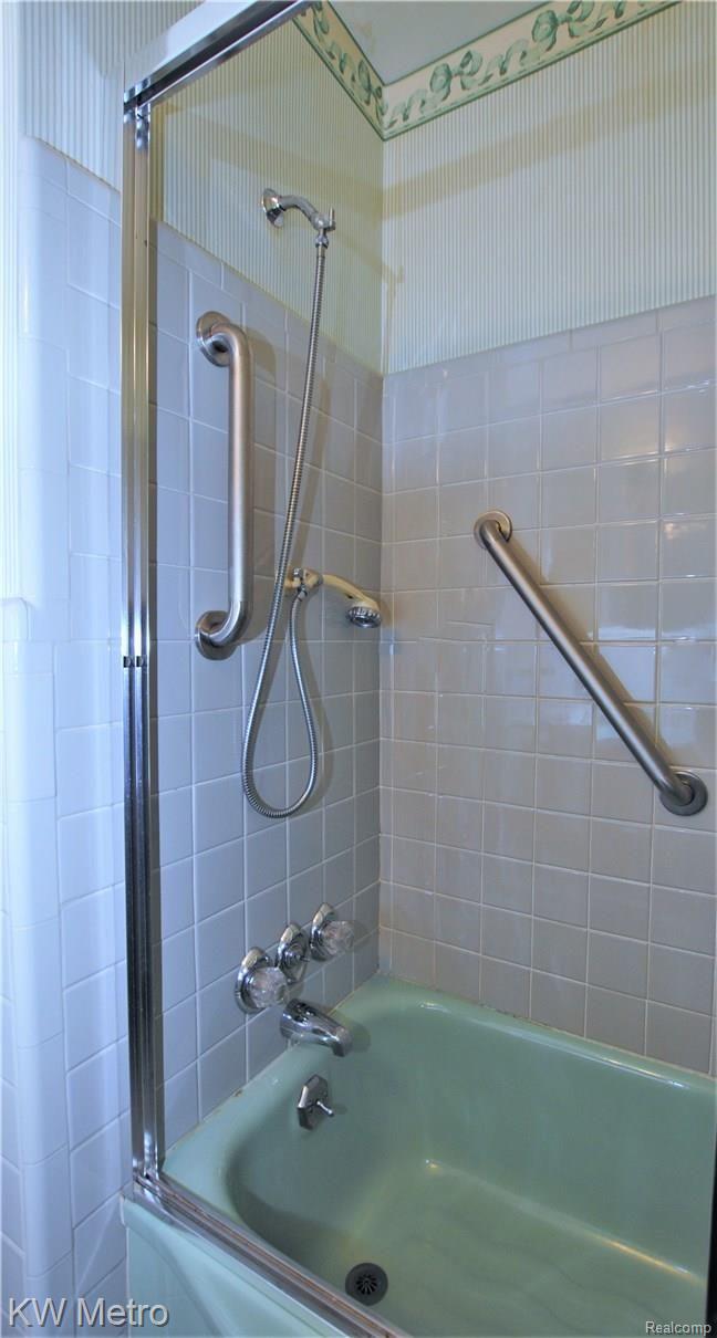 3635 Rockingham Road Royal Oak, MI 48073 - Photo 26 of 42 Tiled Shower in Full Bath