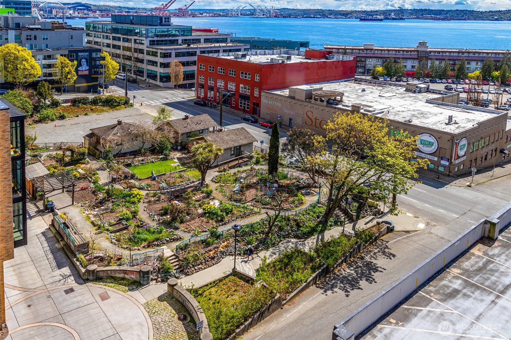 2607 Western Avenue, Unit 452 Seattle, WA 98121 - Photo 18 of 25 a view of a basket ball ground