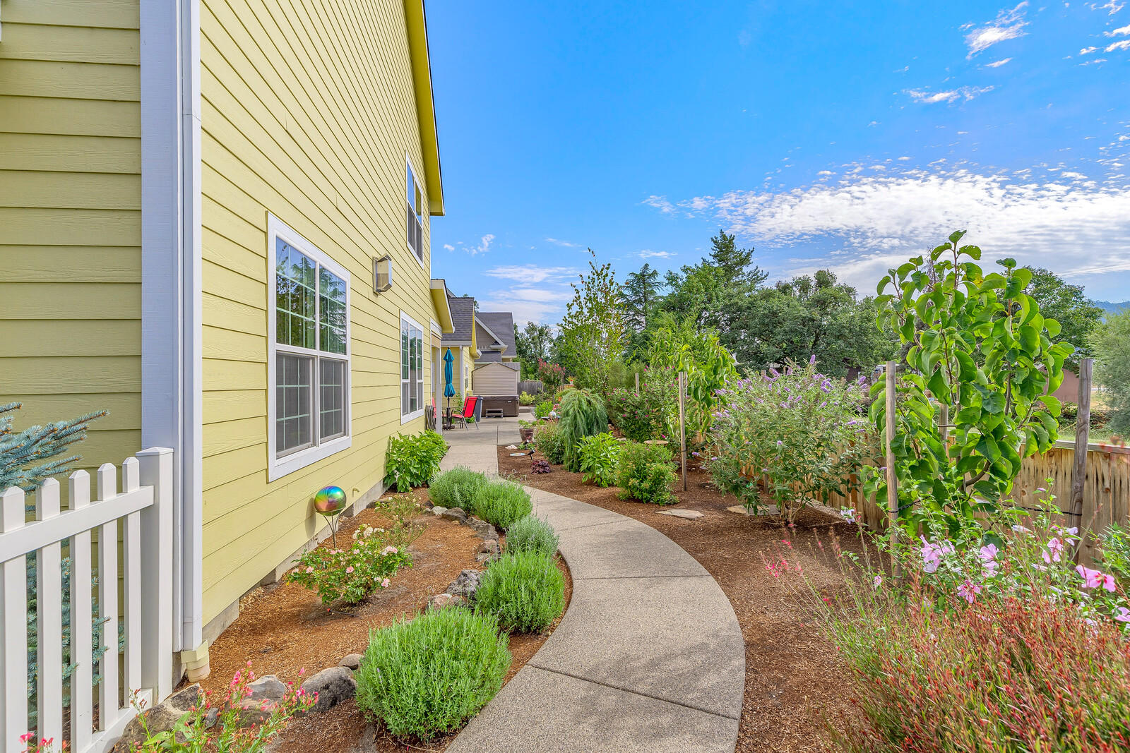 809 Buck Point Street Central Point, OR 97502 - Photo 5 of 45 5