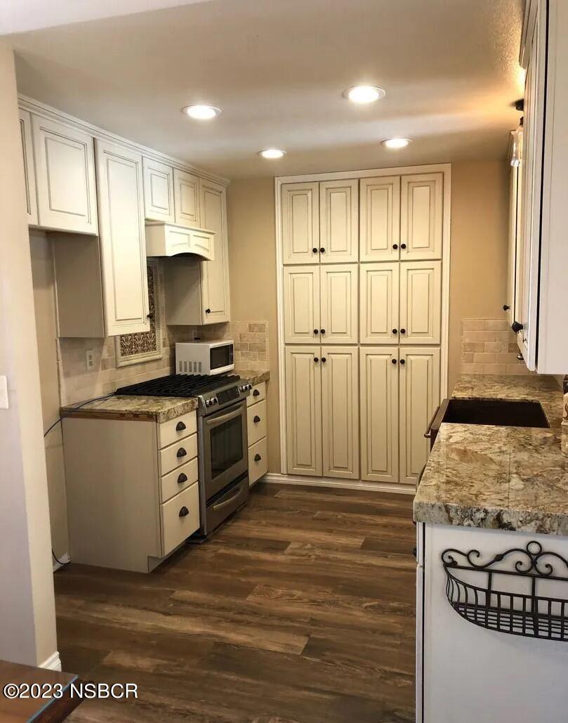 832 Clemens Way Lompoc, CA 93436 - Photo 9 of 30 832 Clemens Way kitchen (2)