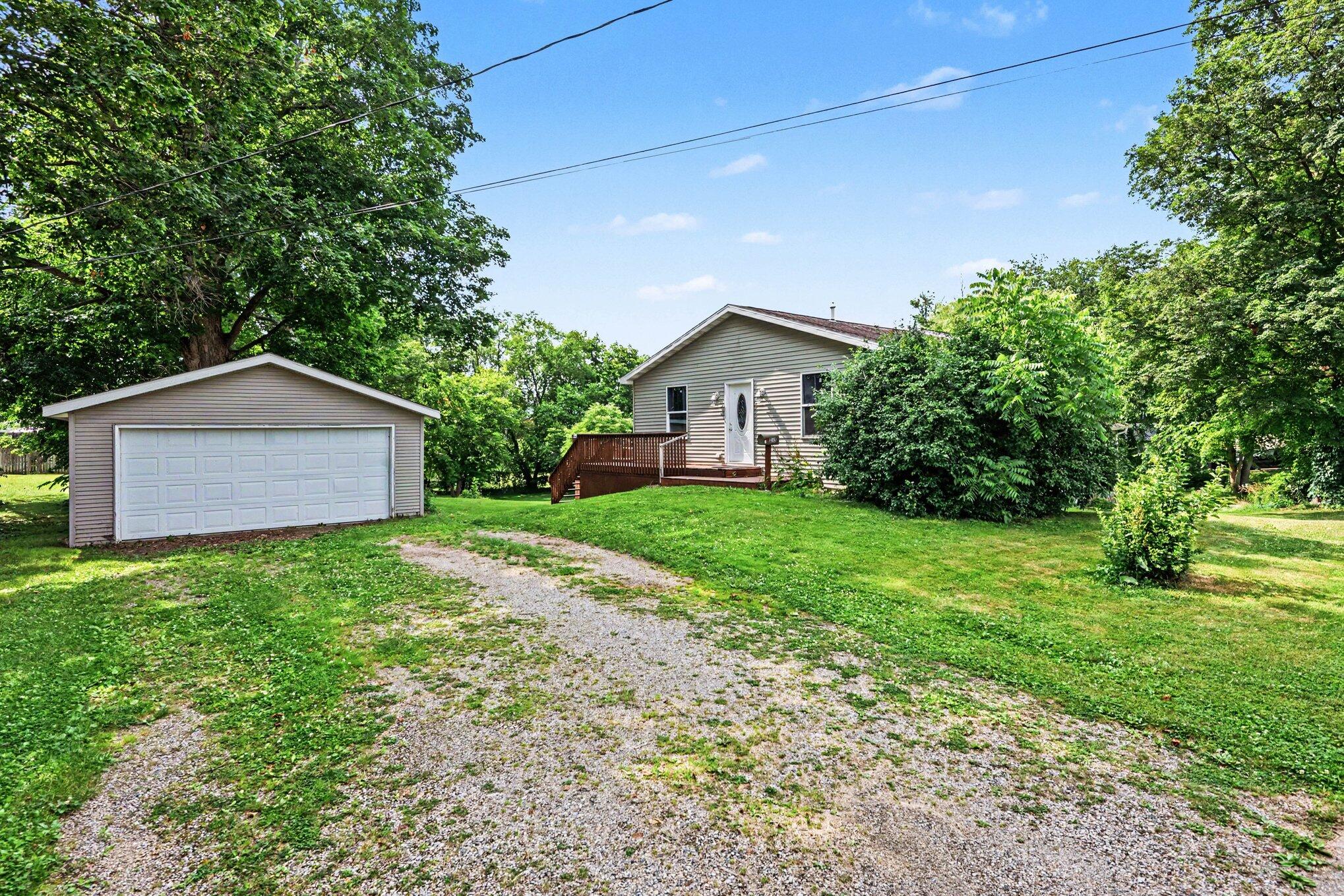215 South Lincoln Avenue Three Rivers, MI 49093 - Photo 3 of 27 IMG_9582