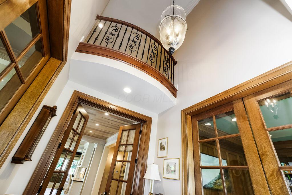 2462 Lane Road Columbus, OH 43220 - Photo 5 of 80 Foyer