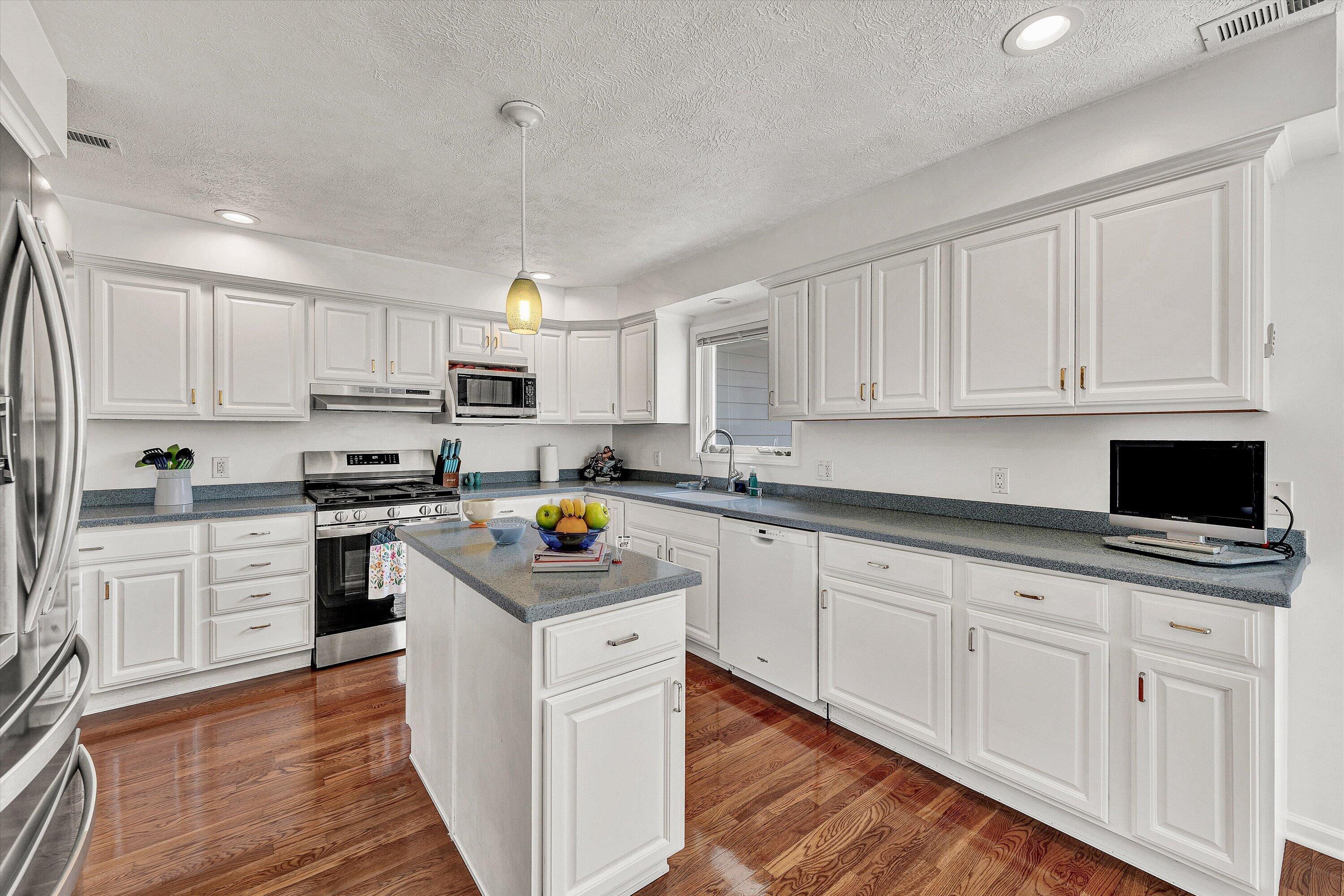 301 Indian Ridge Drive Moneta, VA 24121 - Photo 15 of 73 16-DSC00270