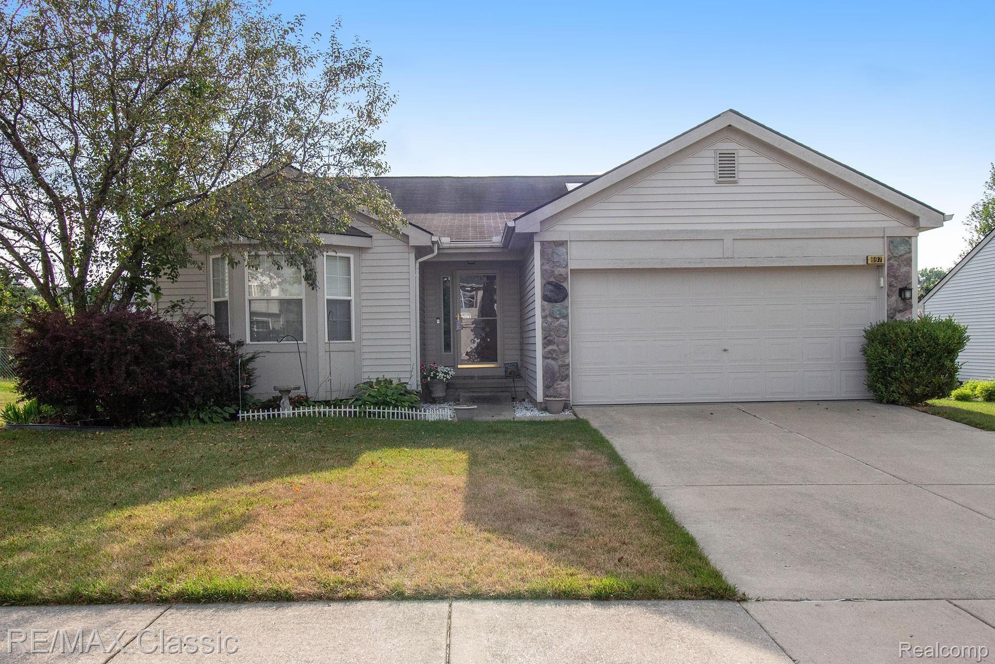 697 Ridgecrest Street Fenton, MI 48430 - Photo 1 of 17 IMG_1167.jpg