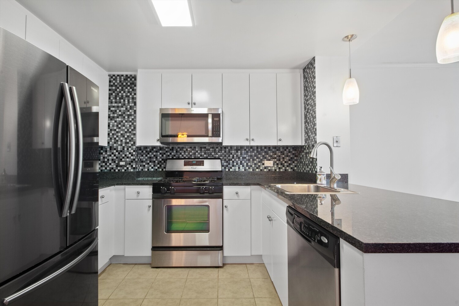 455 Main Street, Unit 4K Manhattan, NY 10044 - Photo 4 of 16 a kitchen with a sink stove and refrigerator