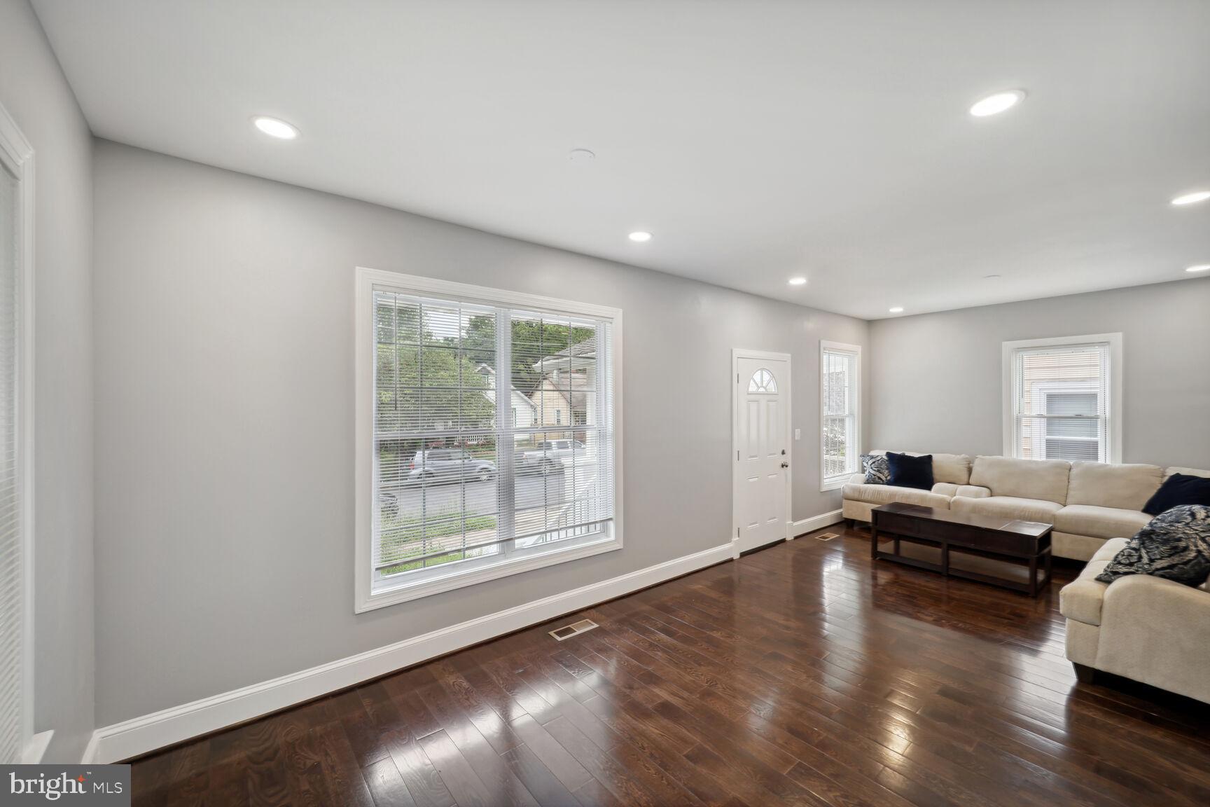 6304 45th Place Riverdale, MD 20737 - Photo 2 of 19 Living Room