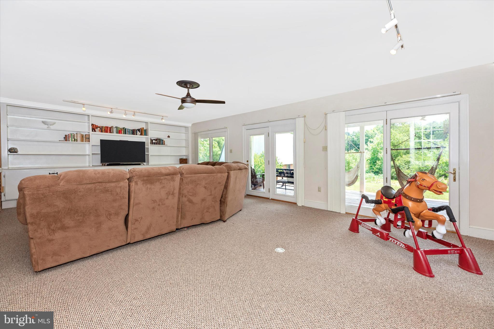 13731 Kretsinger Road Smithsburg, MD 21783 - Photo 15 of 59 Family Room