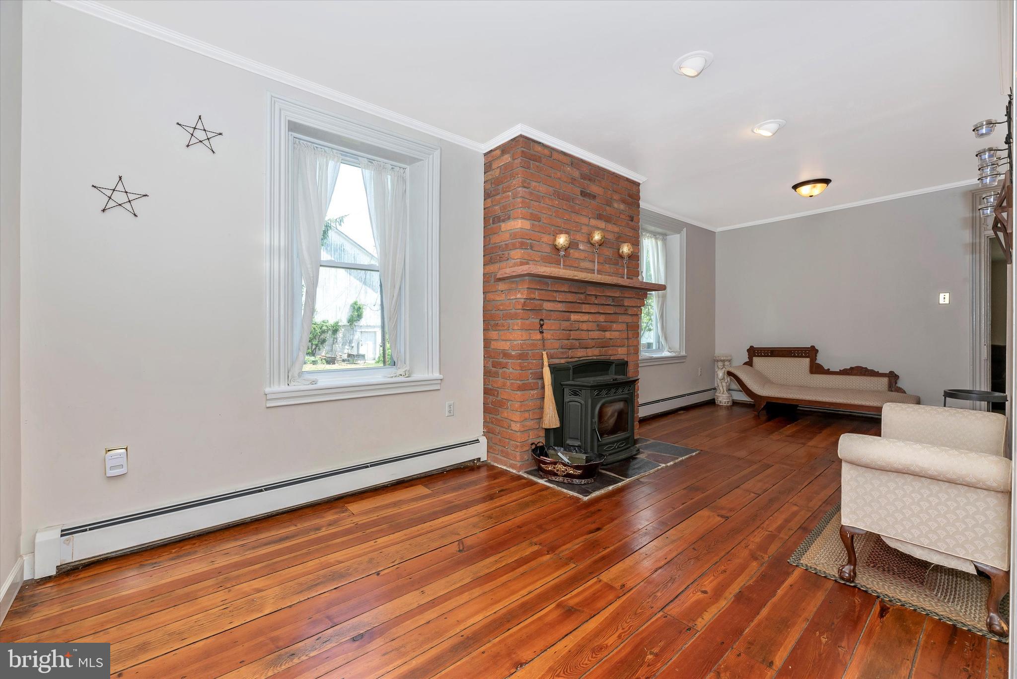 13731 Kretsinger Road Smithsburg, MD 21783 - Photo 9 of 59 Living Room