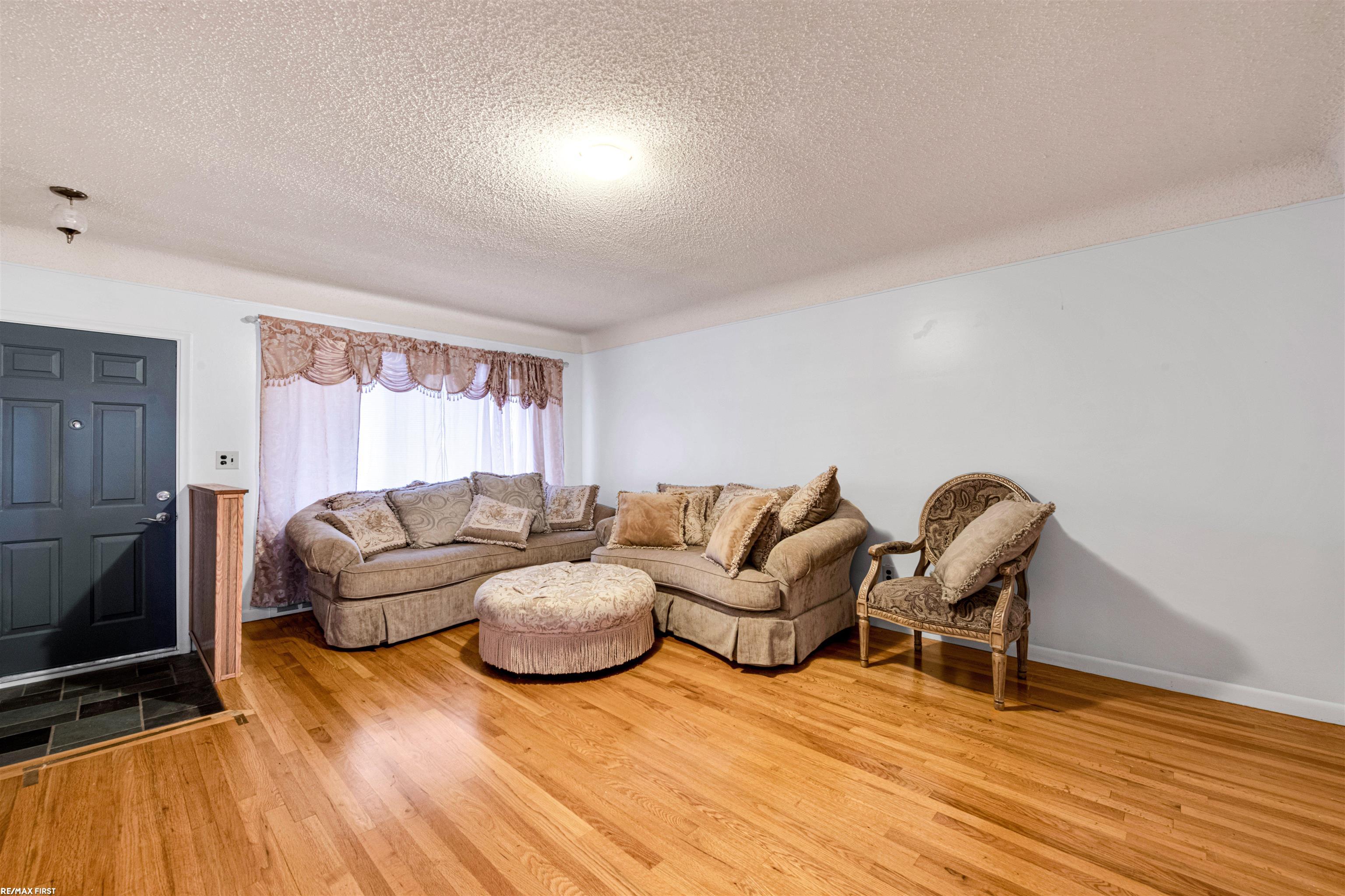 27604 Jean Road Warren, MI 48093 - Photo 4 of 14 50162513-ec627fe3-04ee-4290-8a4a-46e11da212cf.JPG