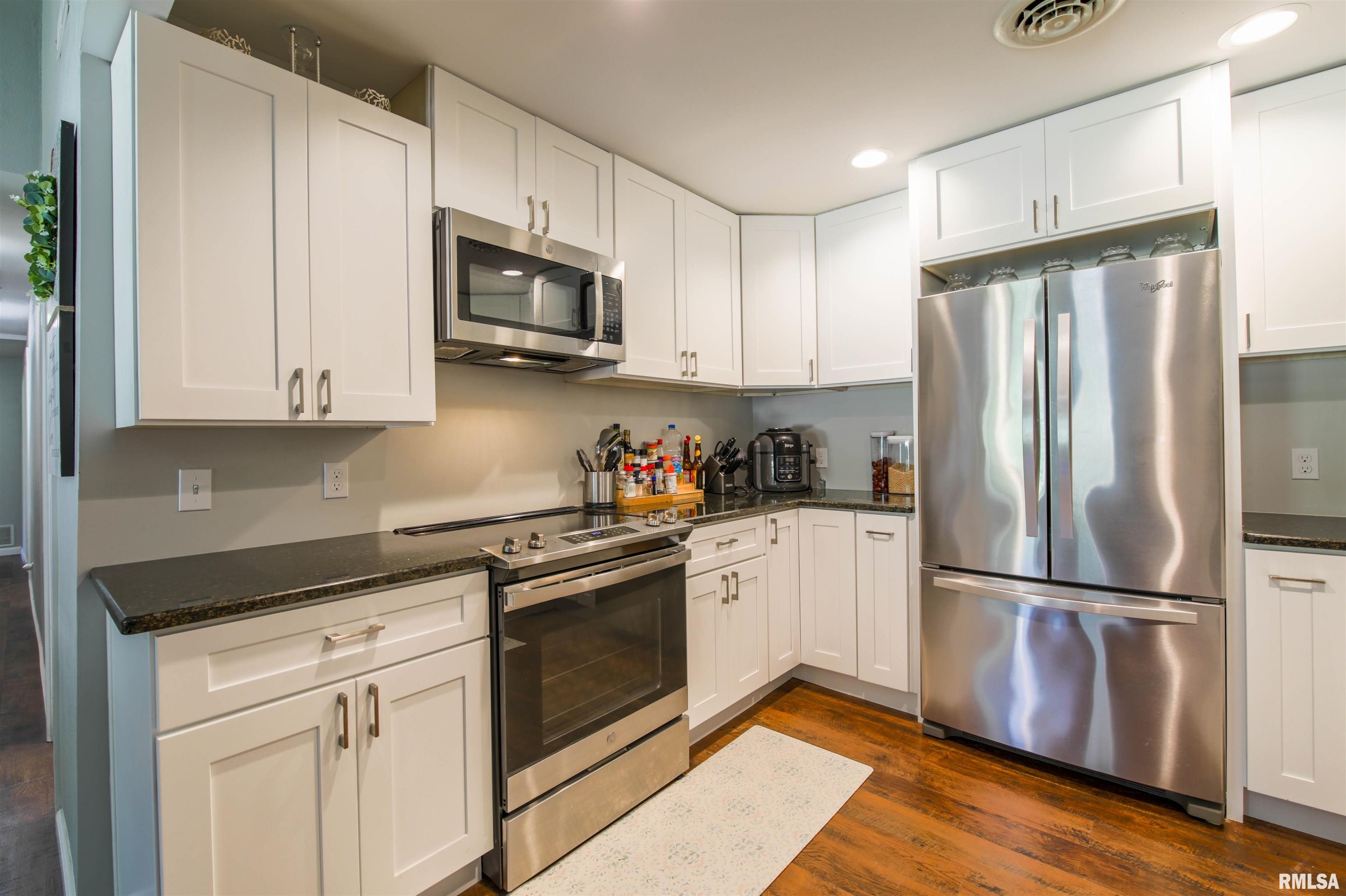 1562 Spring Bay Road East Peoria, IL 61611 - Photo 6 of 52