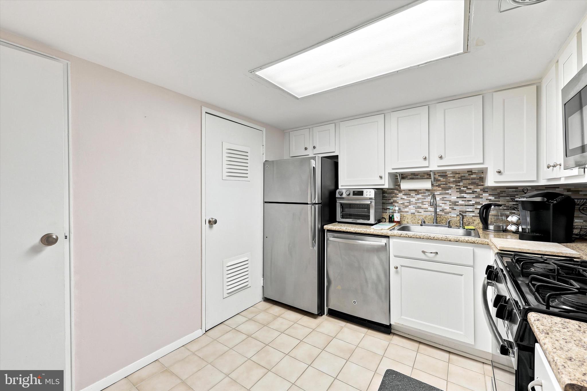 441 Tomlinson Road, Unit G17 Philadelphia, PA 19116 - Photo 7 of 16 Kitchen