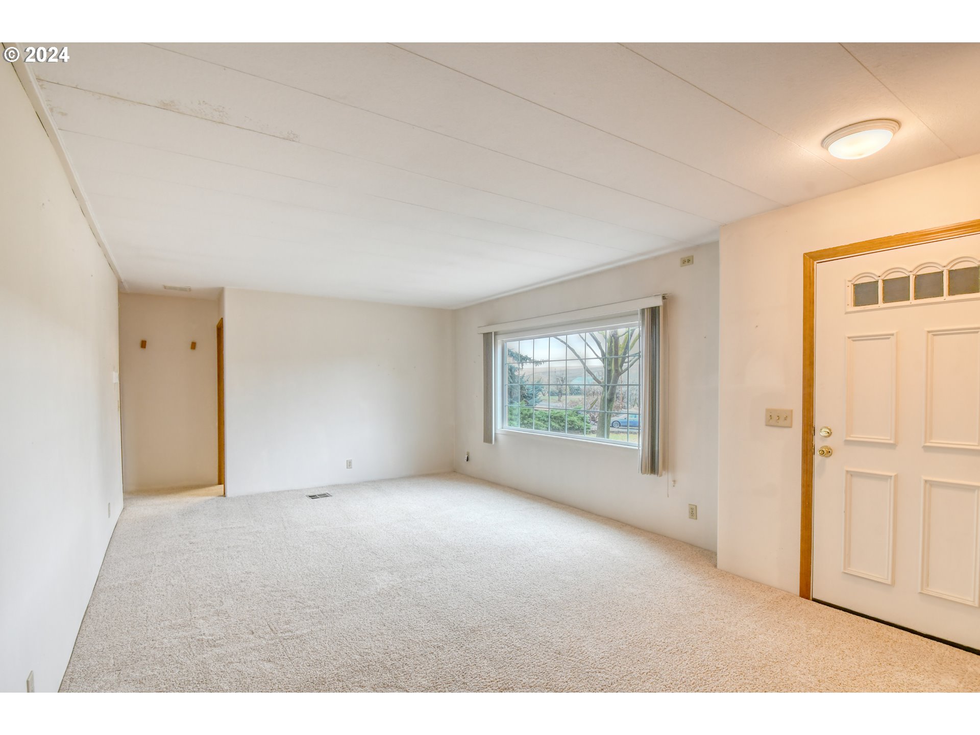 78772 South Cold Spring Road Pendleton, OR 97801 - Photo 7 of 48 a view of an empty room with a window