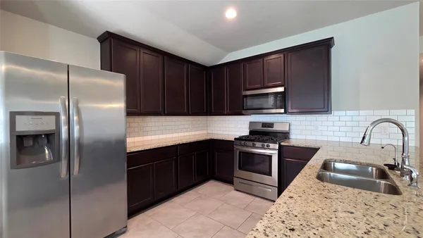 $1,995 | 8023 Ecru Lane, Rosharon, TX 77583