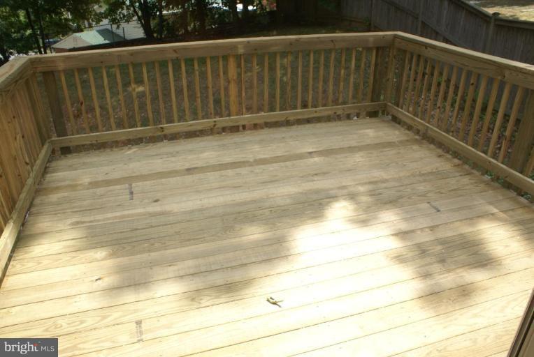 4723 Kilbane Road Woodbridge, VA 22193 - Photo 3 of 11 Brand NEW Deck with stairs