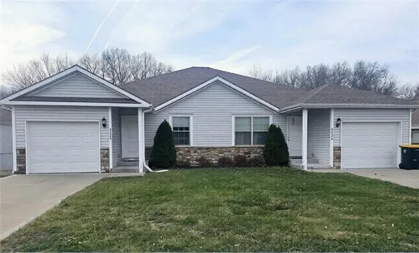 $485,000 | 9324 North Robinhood Avenue, Kansas City, MO 64154