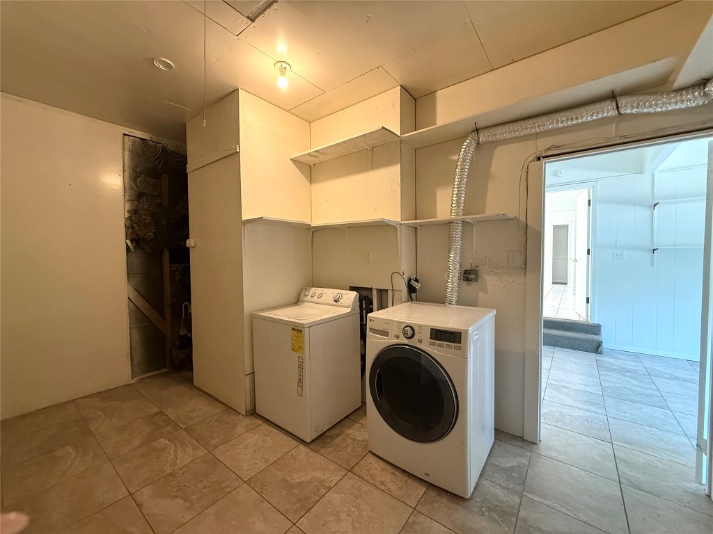 2711 Little John Lane Austin, TX 78704 - Photo 23 of 30 a utility room with dryer and washer
