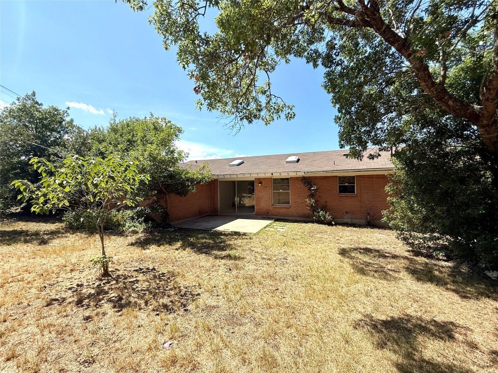 2711 Little John Lane Austin, TX 78704 - Photo 25 of 30 a view of a yard