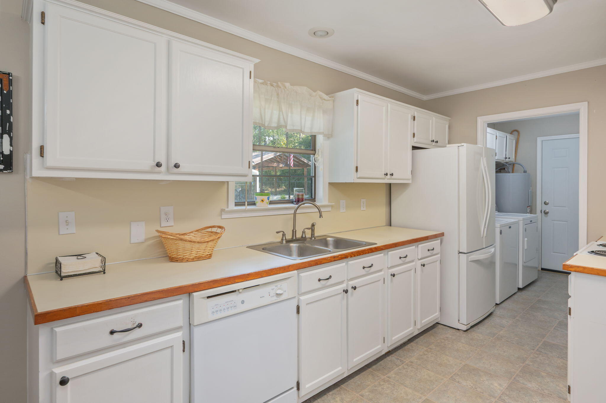 4449 Wolf Track Ridge Crestview, FL 32539 - Photo 9 of 31 Kitchen