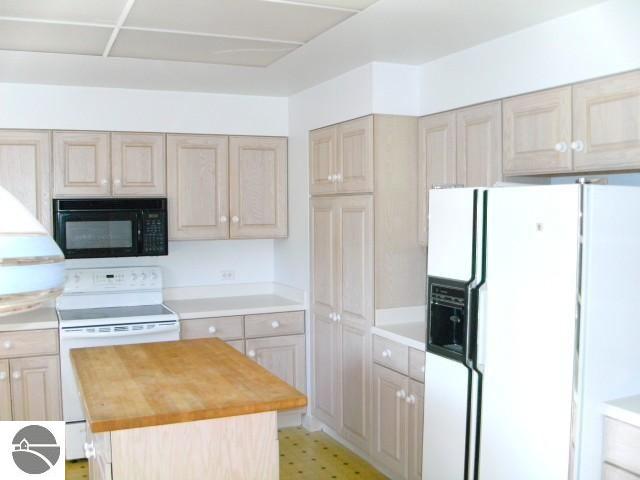 610 South Stony Point Road Suttons Bay, MI 49682 - Photo 18 of 22 1737877-17.JPG