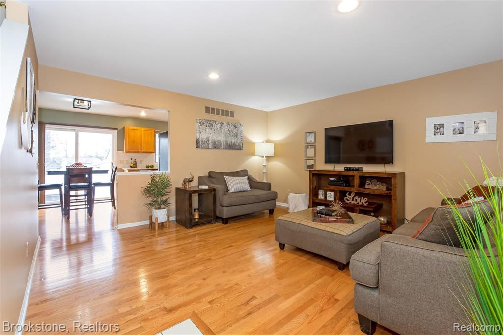 2634 Simpson Drive Rochester Hills, MI 48309 - Photo 8 of 37