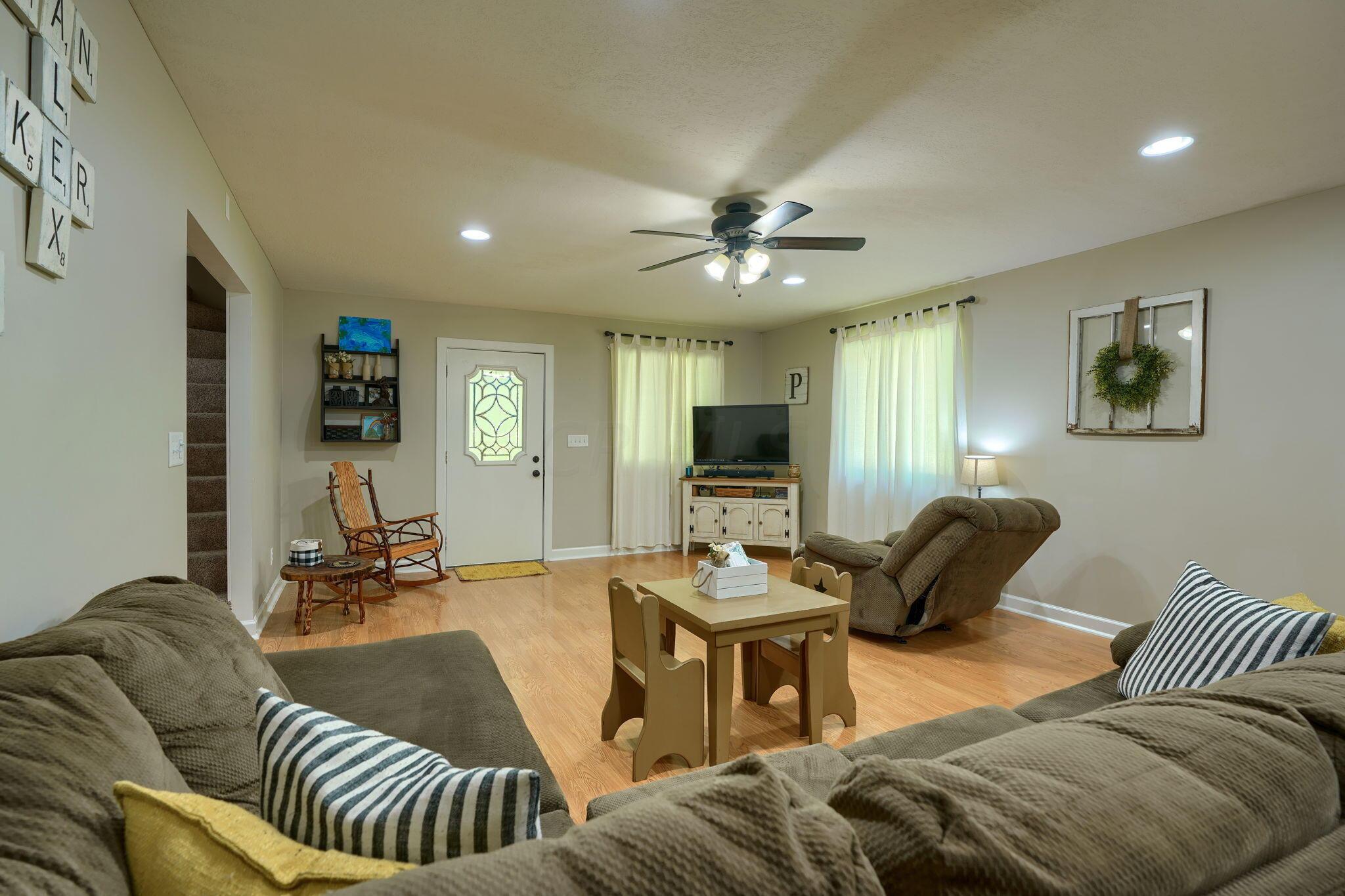 335 Pine Ridge Road Jackson, OH 45640 - Photo 19 of 49 18. Living Room (5)