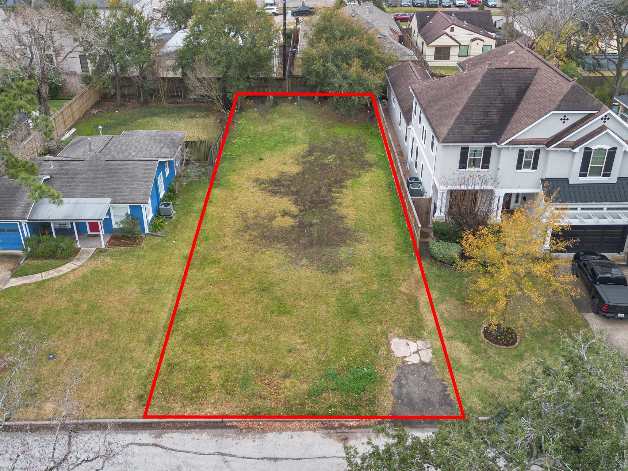 4921 Chestnut Street Bellaire, TX 77401 - Photo 4 of 9 a view of swimming pool with a yard