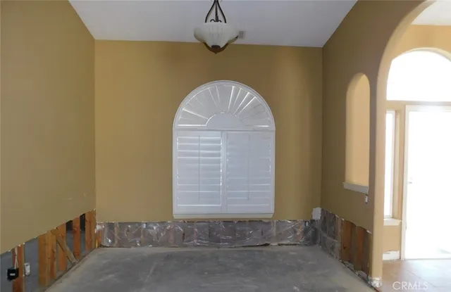 a view of a livingroom with furniture and windows