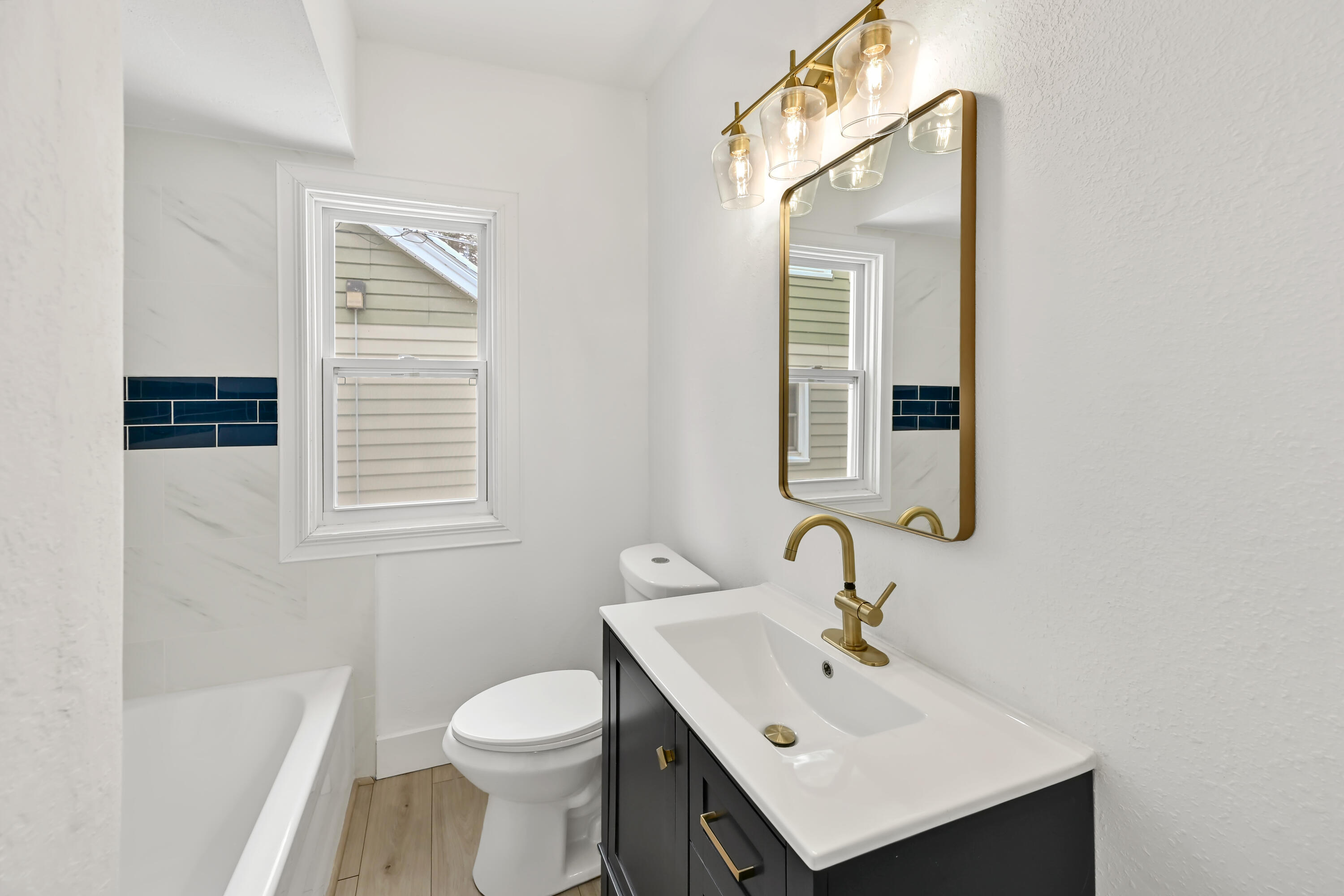 4640 West Scranton Place, Unit 4642 Milwaukee, WI 53216 - Photo 16 of 42 Full Bathroom