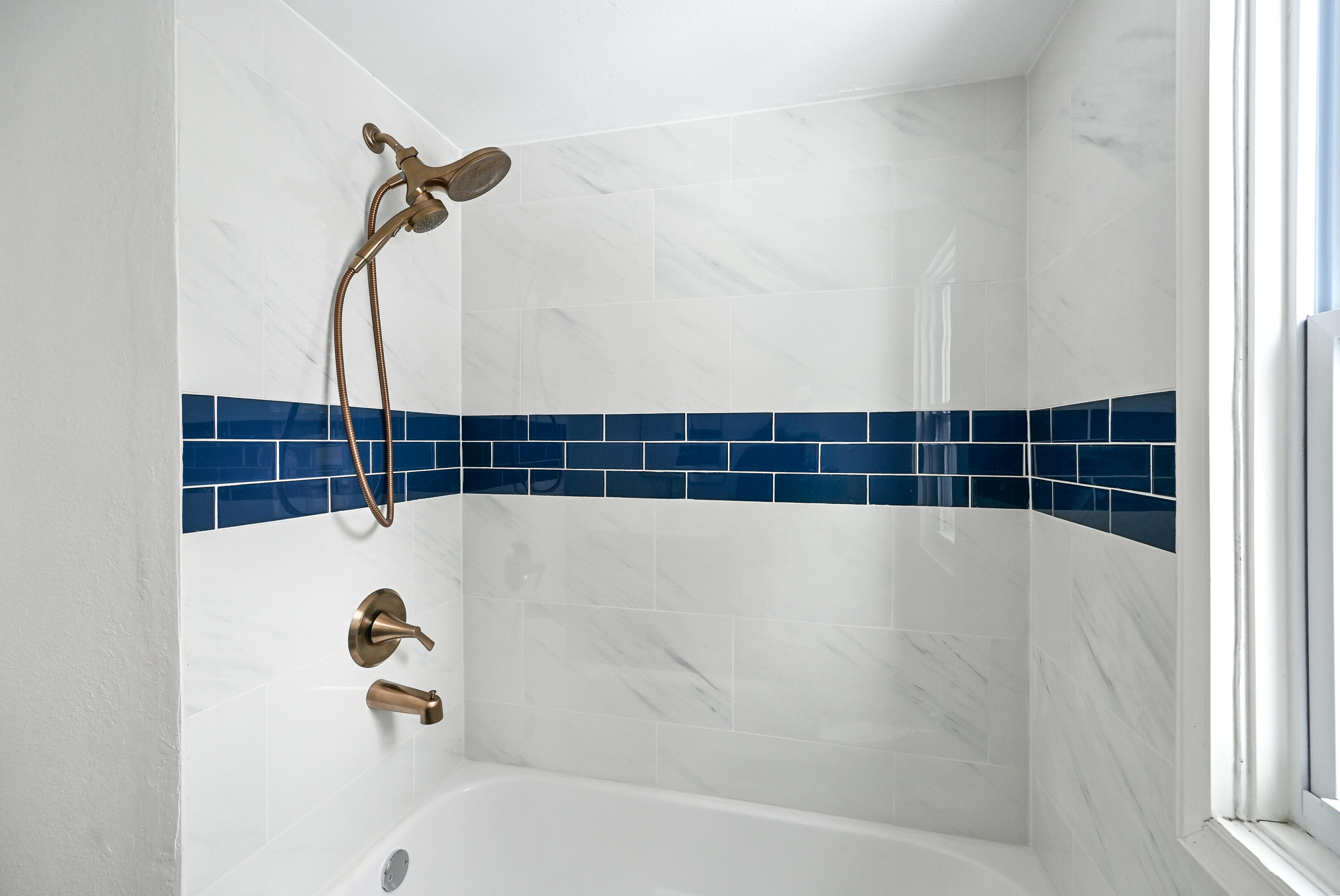 4640 West Scranton Place, Unit 4642 Milwaukee, WI 53216 - Photo 17 of 42 Shower