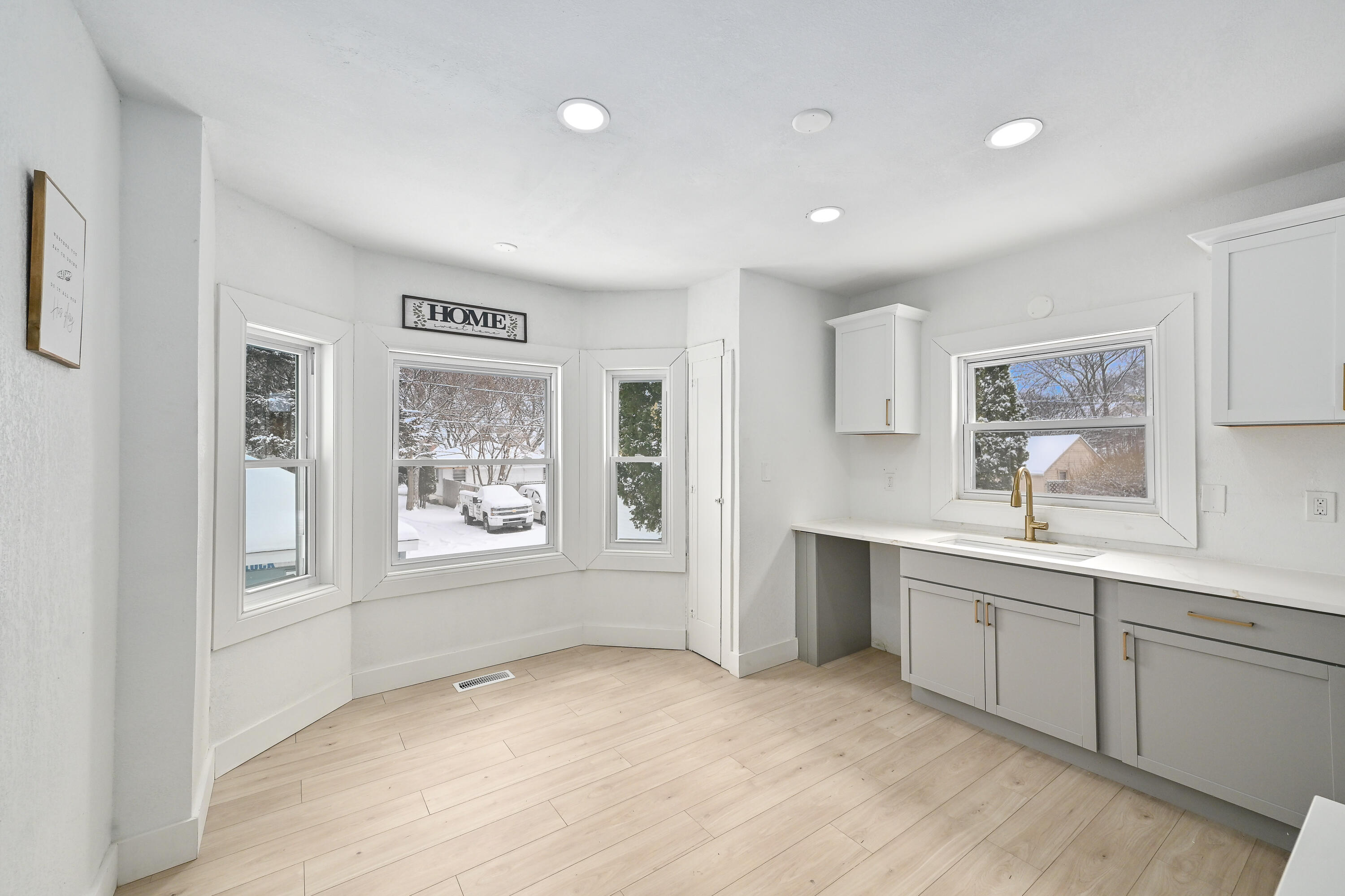 4640 West Scranton Place, Unit 4642 Milwaukee, WI 53216 - Photo 10 of 42 Kitchen