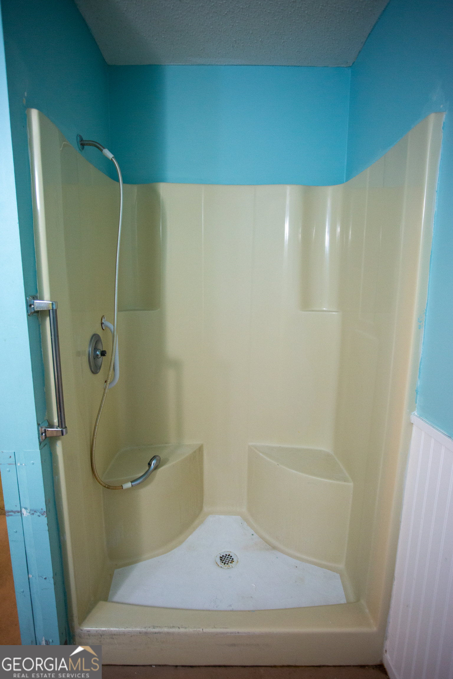 537 City Circle Road Baxley, GA 31513 - Photo 13 of 33 a bathroom with a shower