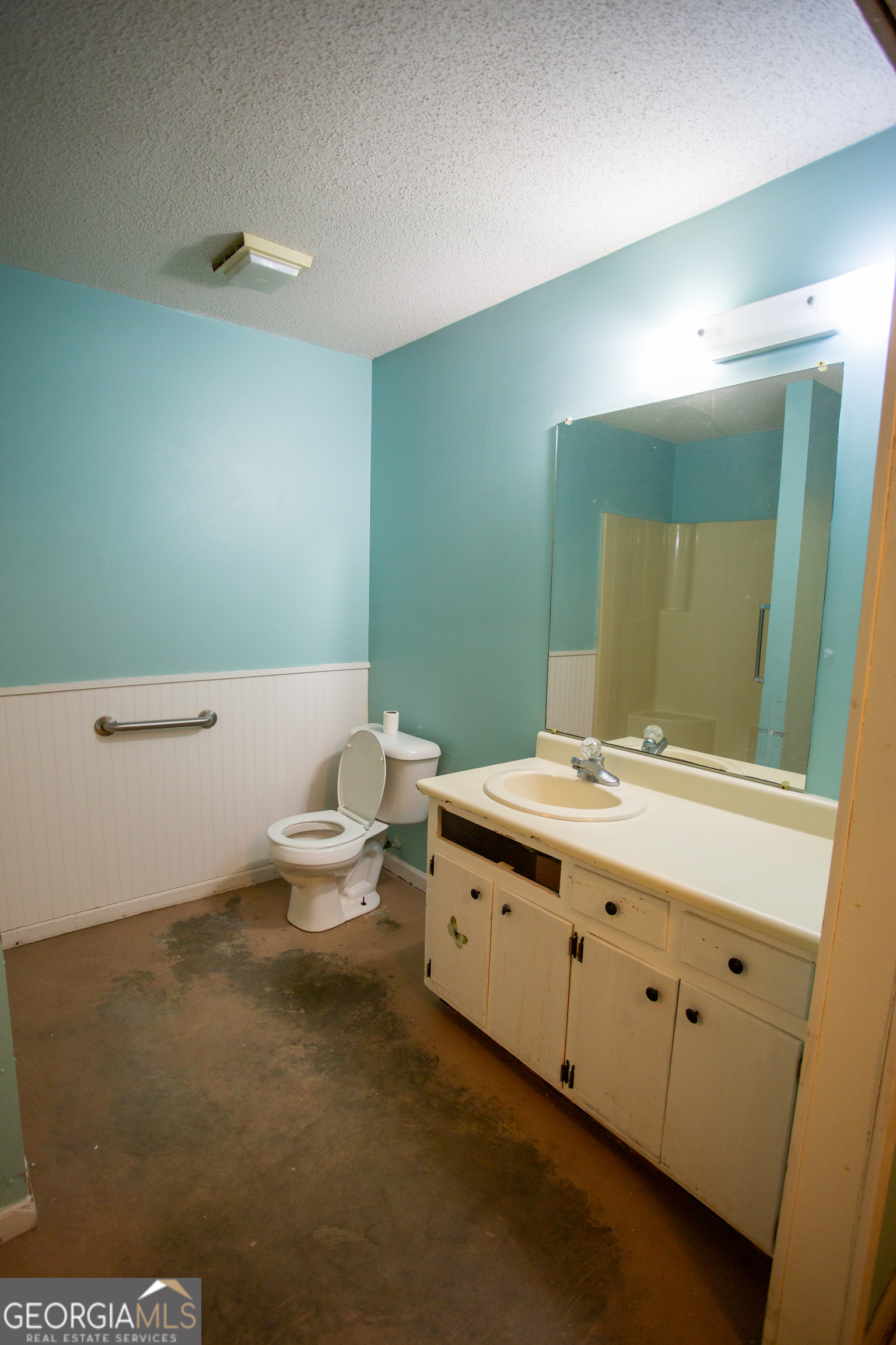 537 City Circle Road Baxley, GA 31513 - Photo 14 of 33 a bathroom with a toilet sink and mirror