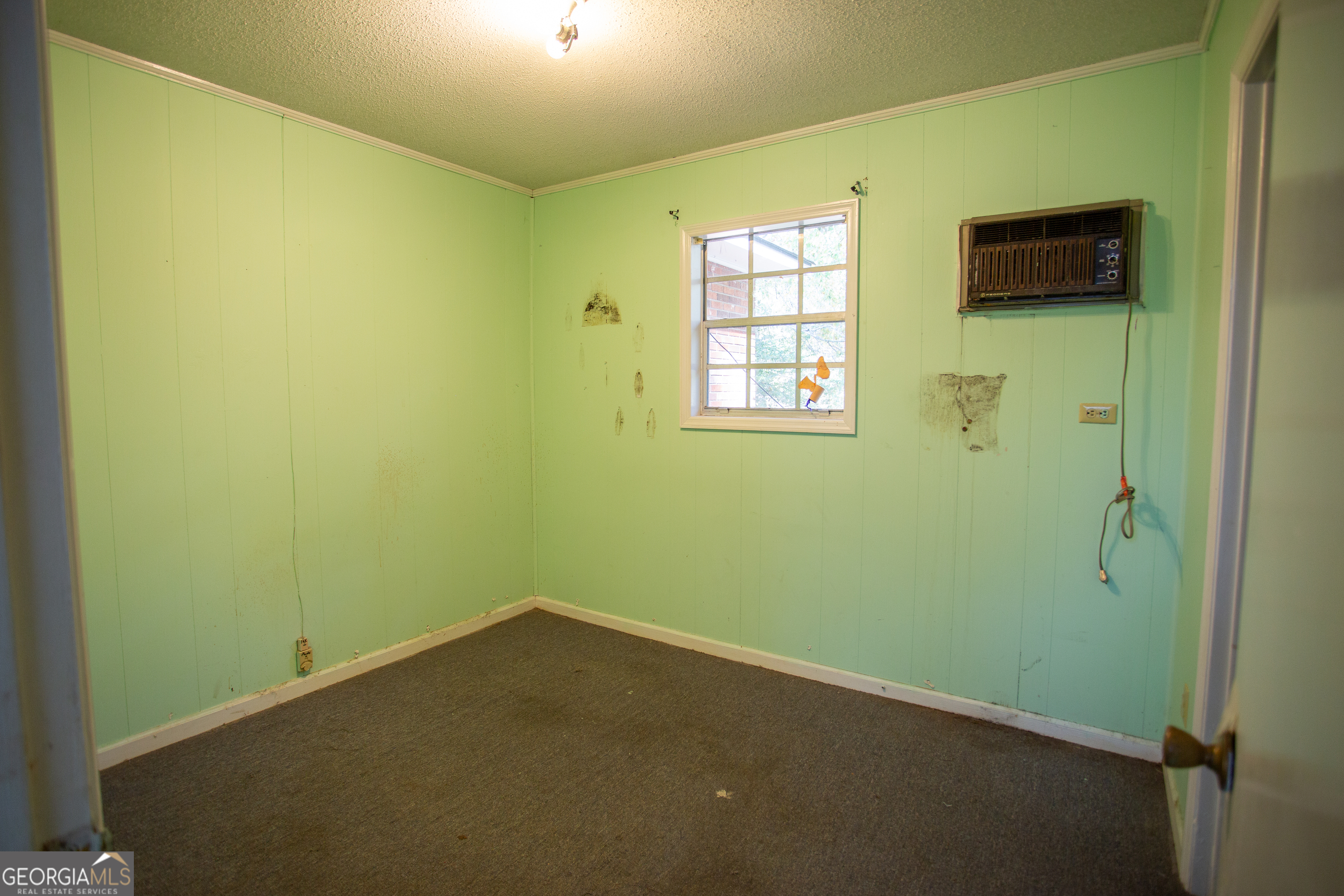 537 City Circle Road Baxley, GA 31513 - Photo 17 of 33 an empty room with windows
