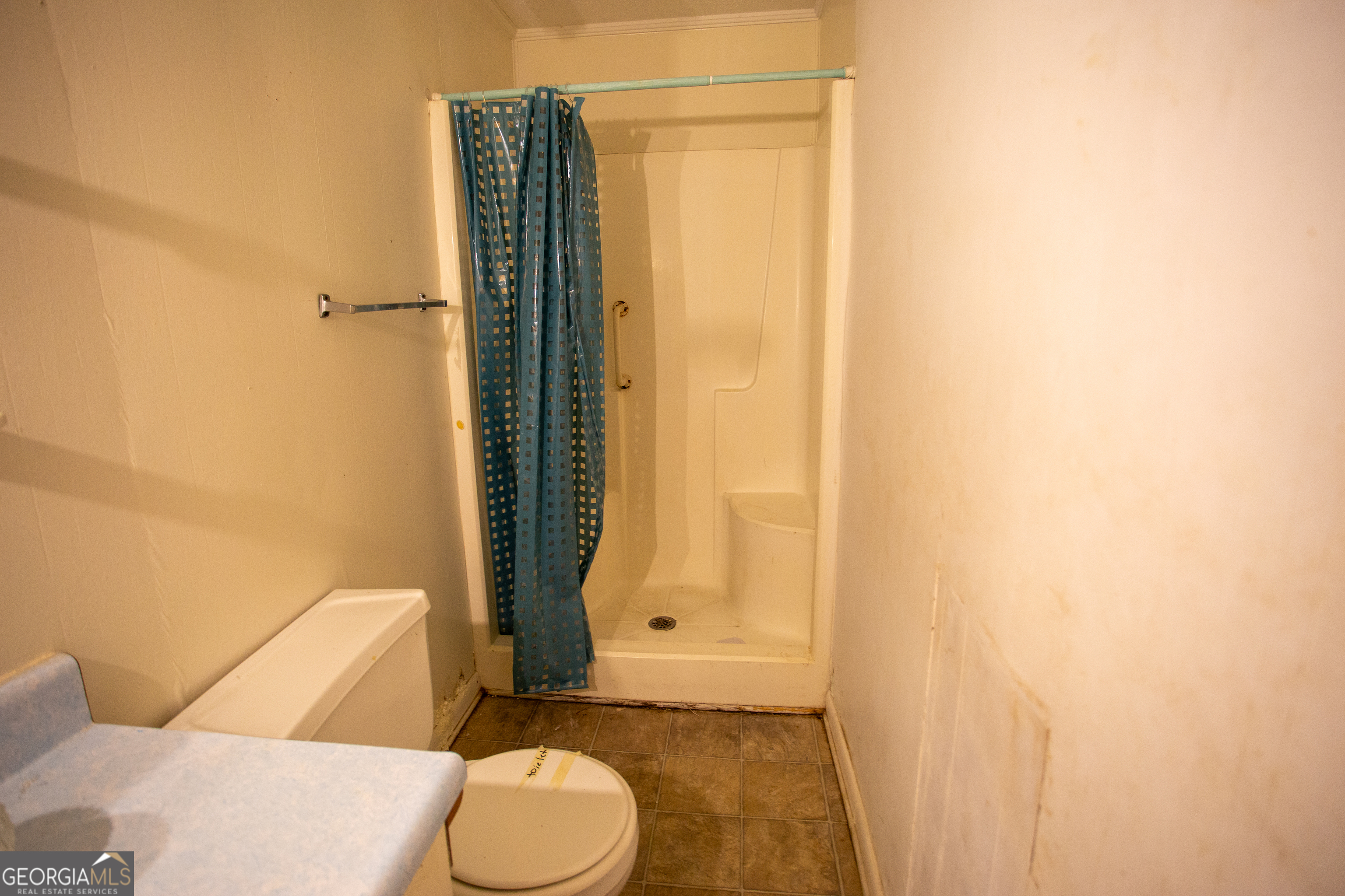 537 City Circle Road Baxley, GA 31513 - Photo 20 of 33 a bathroom with a toilet and a shower