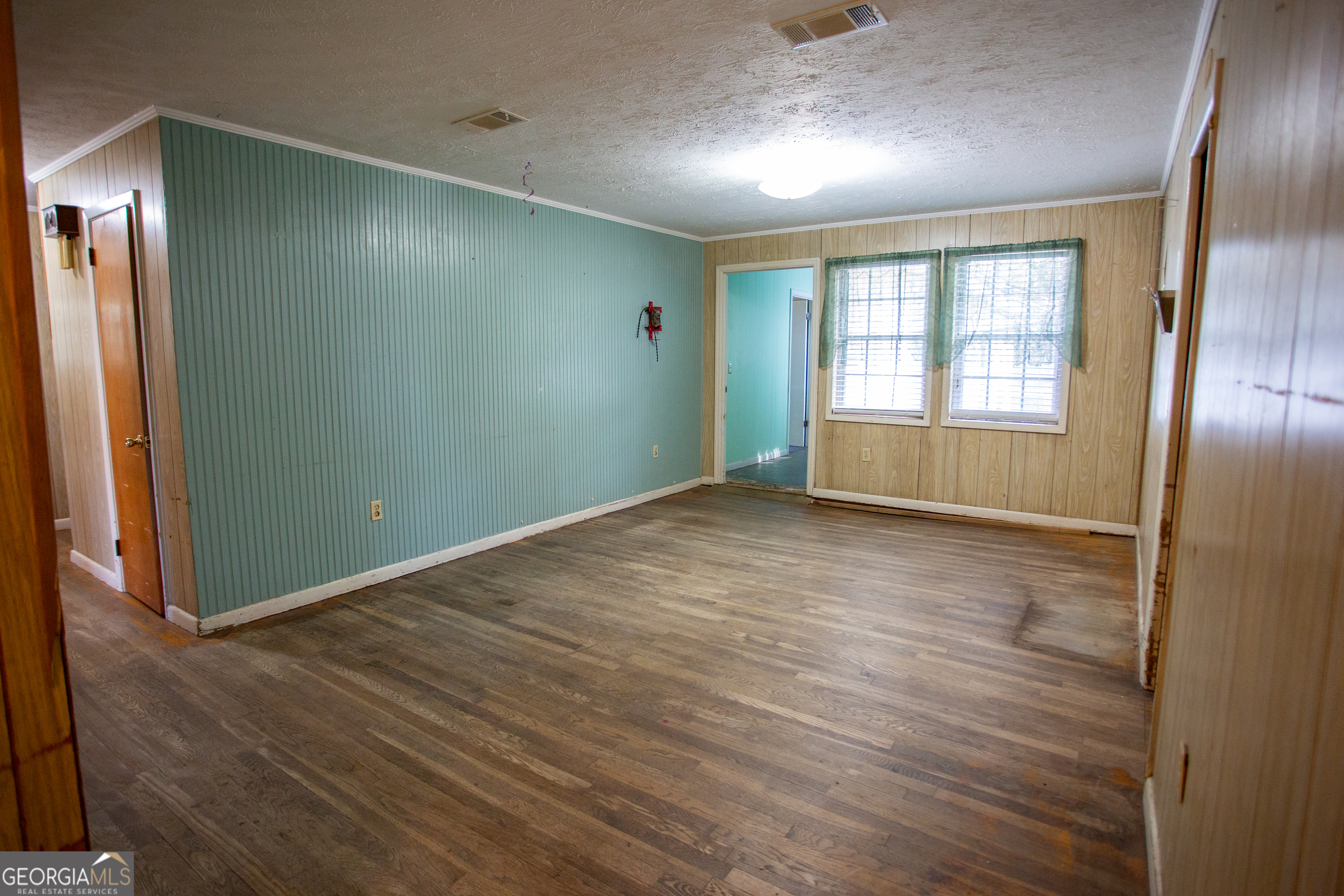 537 City Circle Road Baxley, GA 31513 - Photo 25 of 33 an empty room with wooden floor and windows