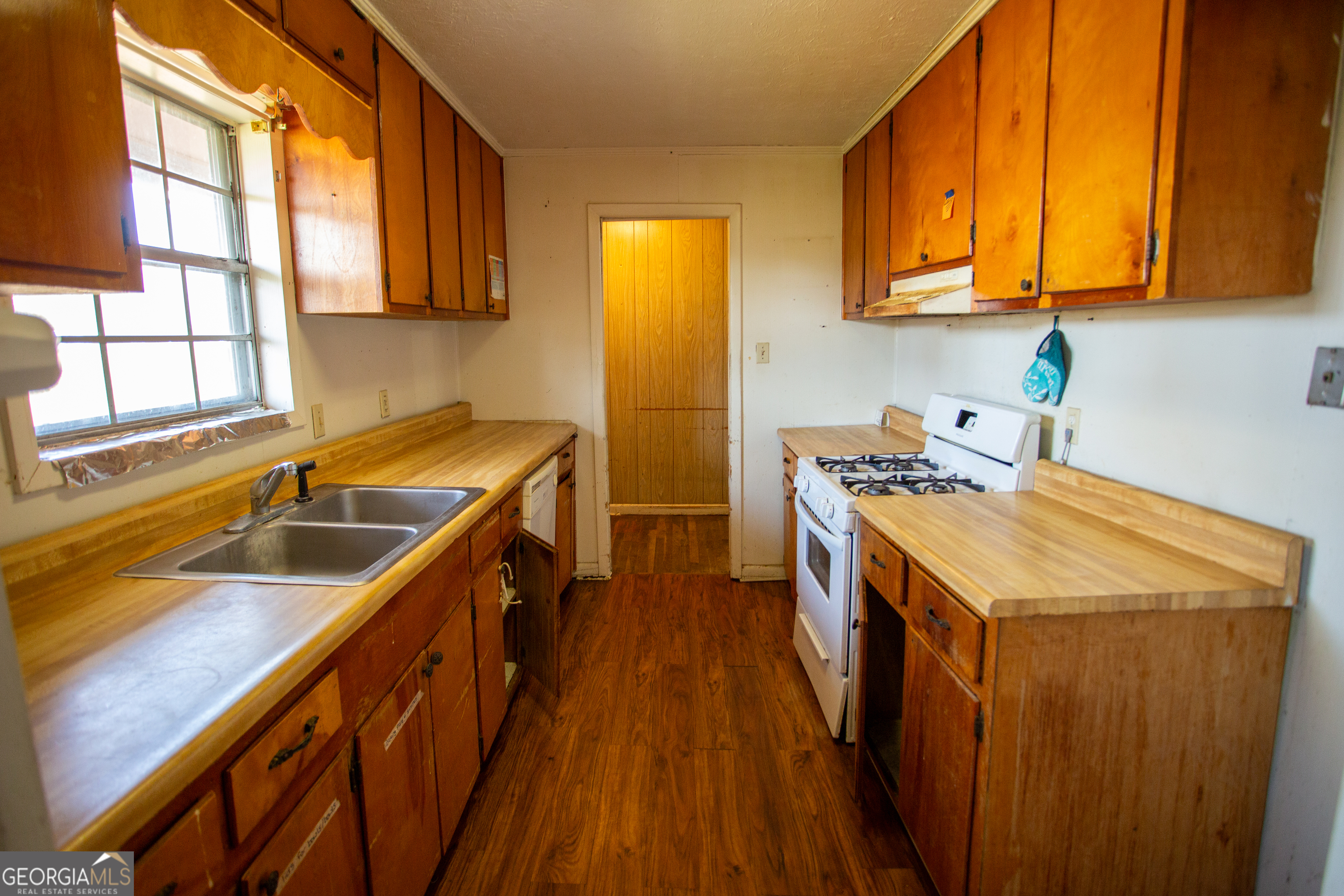 537 City Circle Road Baxley, GA 31513 - Photo 27 of 33 a utility room with stainless steel appliances granite countertop a sink a stove and a refrigerator
