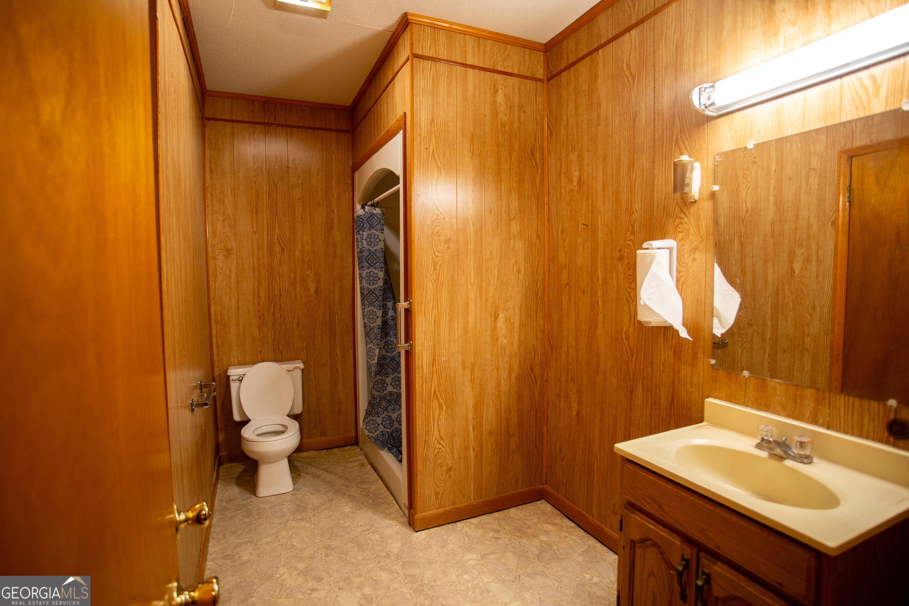 537 City Circle Road Baxley, GA 31513 - Photo 31 of 33 a bathroom with a sink a toilet and shower