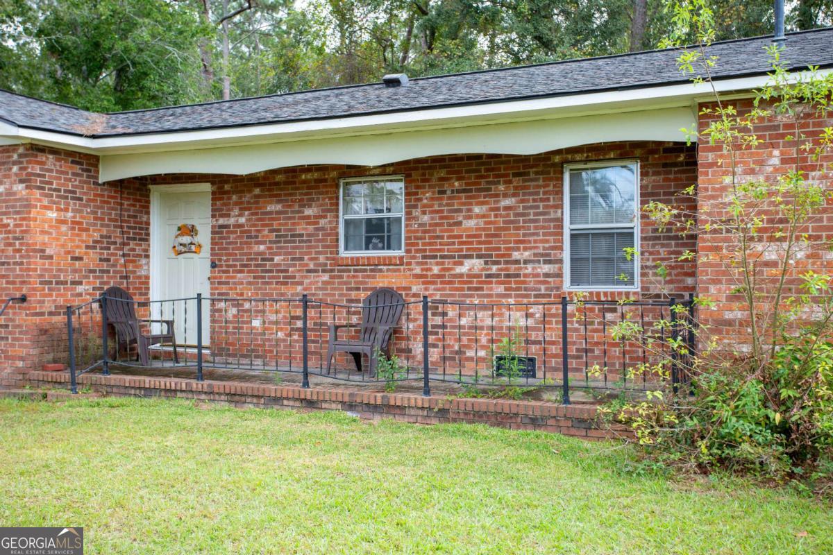 537 City Circle Road Baxley, GA 31513 - Photo 4 of 33 a view of a house with a backyard